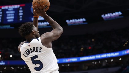 克尼佩尔：爱德华兹还是个每场投10次三分的射手 那太不可思议了