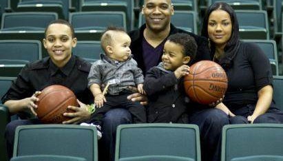 TIANBO SPORTS-特伦特沿着父亲足迹战斗！小时候曾被姚明高高举起